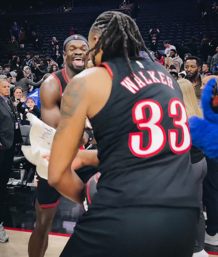 C7电子-乔治替身是他？72万锋线背靠背轰42+17 赛场舞蹈引爆费城球馆